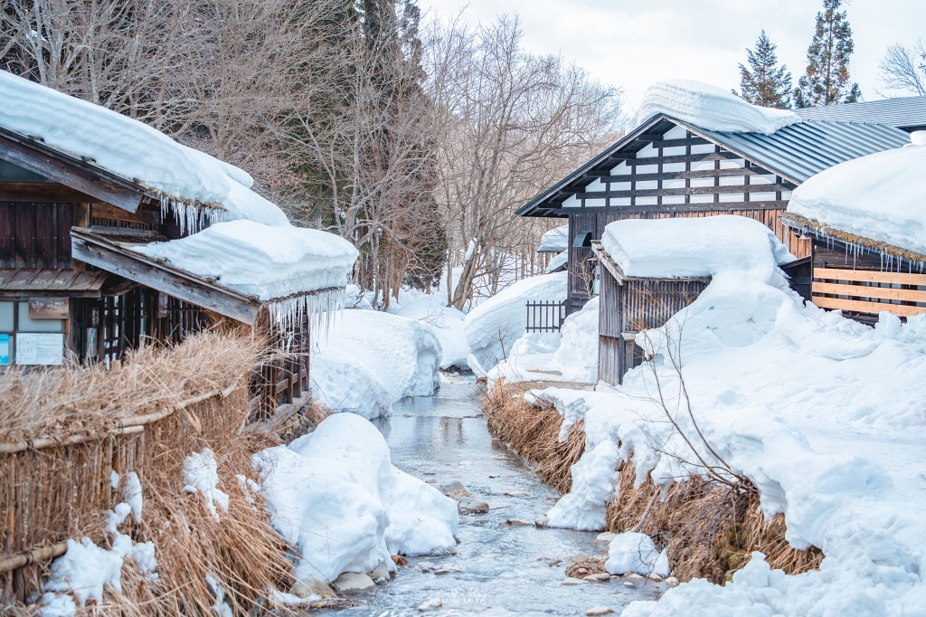秋田住宿推薦 | 乳頭溫泉鄉：鶴之湯別館「山之宿」，捕捉雪地藍調的完美接駁，在古民家裡獨享圍爐裏炭火料理、獨享免預約貸切風呂 @偽日本人May．食遊玩樂