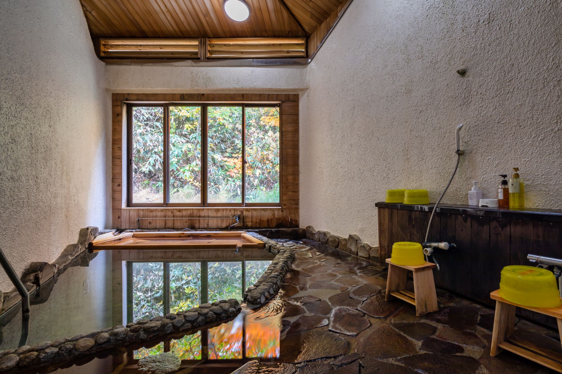 秋田 | 乳頭溫泉巡禮 – 蟹場溫泉：踏過積雪林道，只為隱身原生林中的透明秘湯，感受與自然合一的森林風呂 @偽日本人May．食遊玩樂