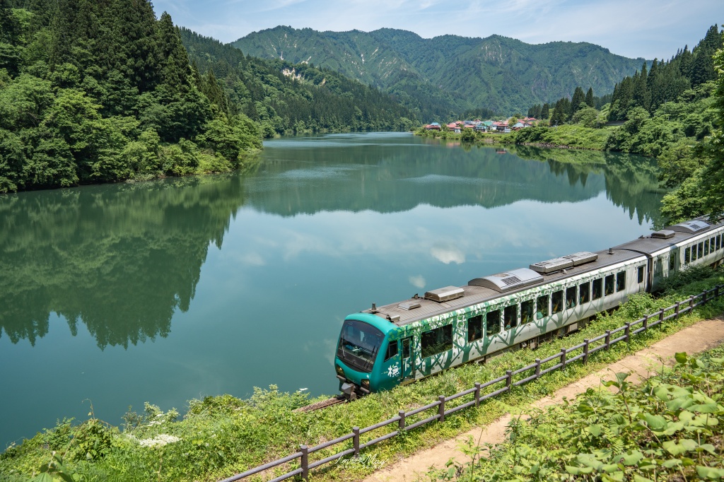 只見線初夏攝影記錄｜「Resort白神號（リゾートしらかみ 橅編成）」駛入只見線：難得一見的新綠鐵道風景 @偽日本人May．食遊玩樂