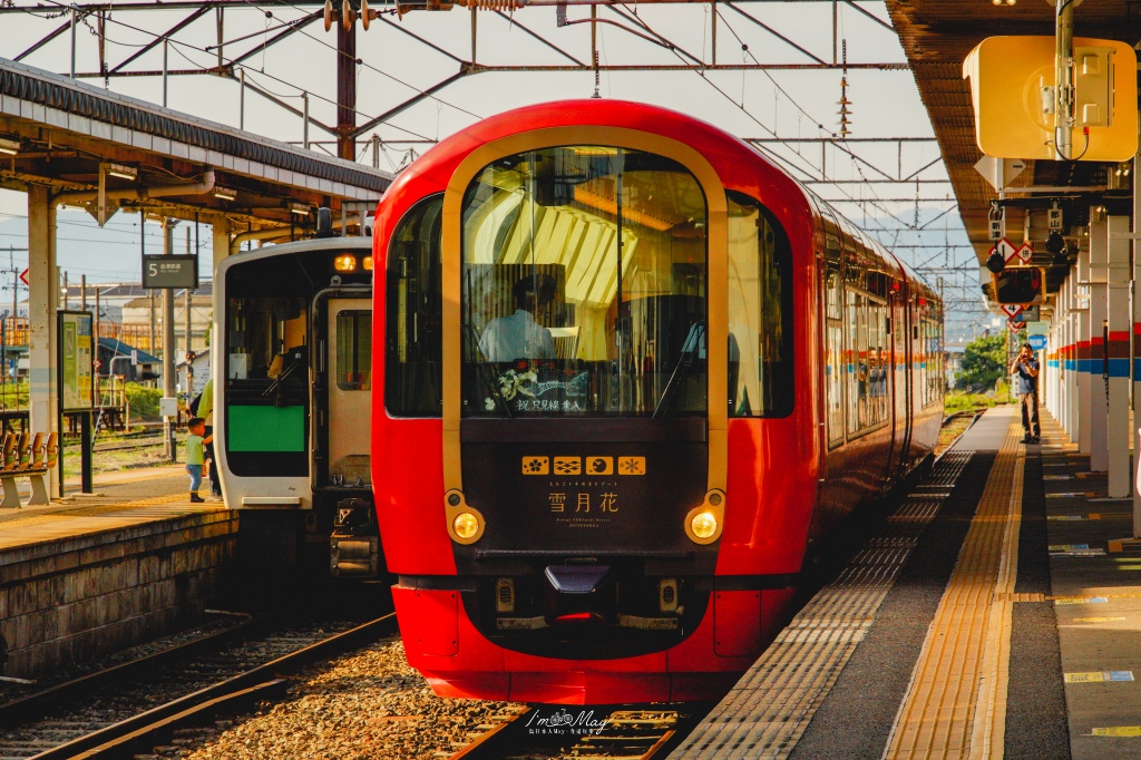 初夏只見線攝影記錄｜新潟奢華觀光列車「雪月花」首度駛入只見線，火山紅列車與初夏溪谷的夢幻相遇 @偽日本人May．食遊玩樂