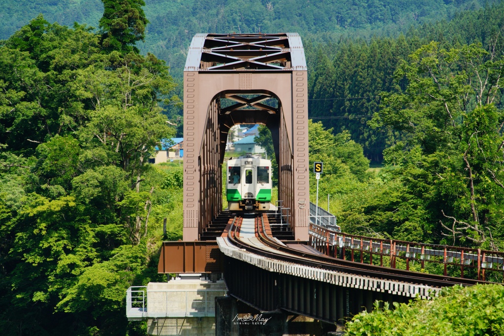 初夏只見線攝影記錄｜新潟奢華觀光列車「雪月花」首度駛入只見線，火山紅列車與初夏溪谷的夢幻相遇 @偽日本人May．食遊玩樂