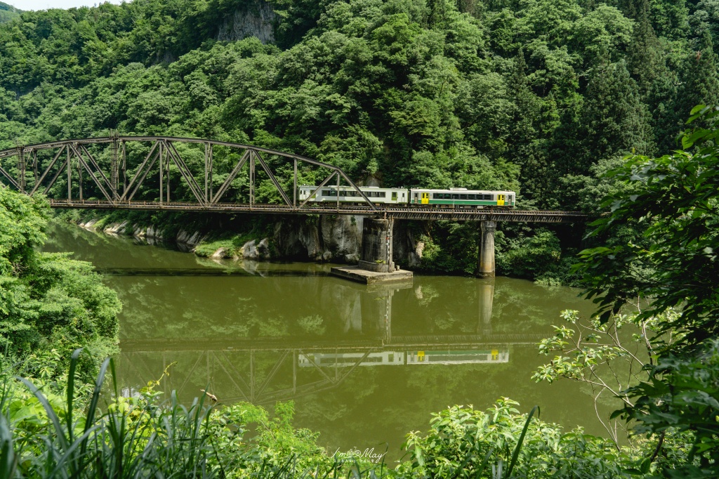 初夏只見線攝影記錄｜新潟奢華觀光列車「雪月花」首度駛入只見線，火山紅列車與初夏溪谷的夢幻相遇 @偽日本人May．食遊玩樂