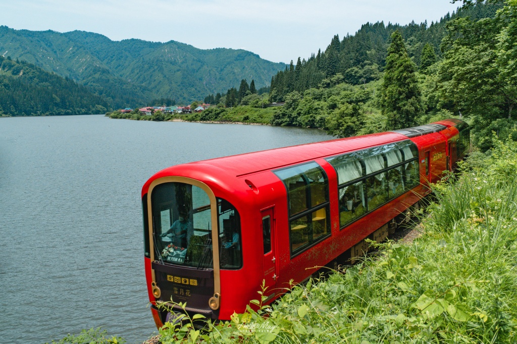 初夏只見線攝影記錄｜新潟奢華觀光列車「雪月花」首度駛入只見線，火山紅列車與初夏溪谷的夢幻相遇 @偽日本人May．食遊玩樂