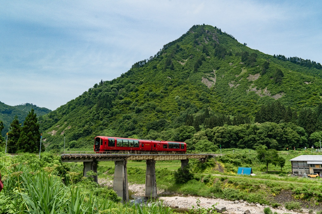 初夏只見線攝影記錄｜新潟奢華觀光列車「雪月花」首度駛入只見線，火山紅列車與初夏溪谷的夢幻相遇 @偽日本人May．食遊玩樂