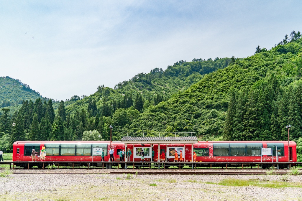 初夏只見線攝影記錄｜新潟奢華觀光列車「雪月花」首度駛入只見線，火山紅列車與初夏溪谷的夢幻相遇 @偽日本人May．食遊玩樂