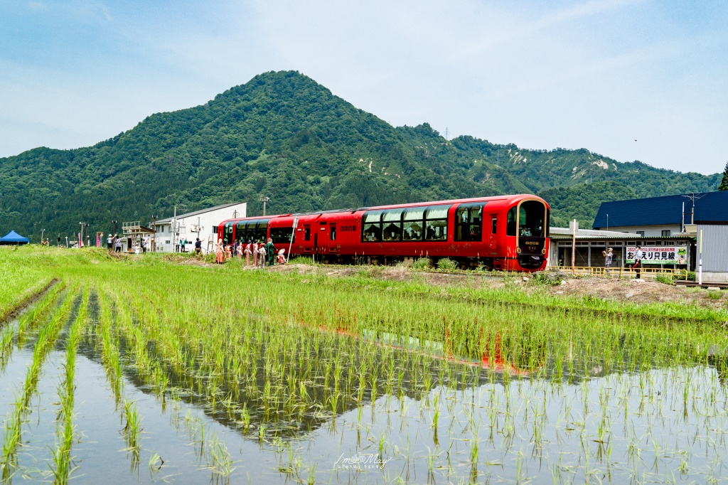 初夏只見線攝影記錄｜新潟奢華觀光列車「雪月花」首度駛入只見線，火山紅列車與初夏溪谷的夢幻相遇 @偽日本人May．食遊玩樂