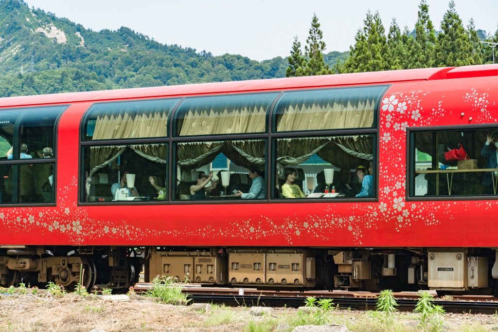 初夏只見線攝影記錄｜新潟奢華觀光列車「雪月花」首度駛入只見線，火山紅列車與初夏溪谷的夢幻相遇 @偽日本人May．食遊玩樂