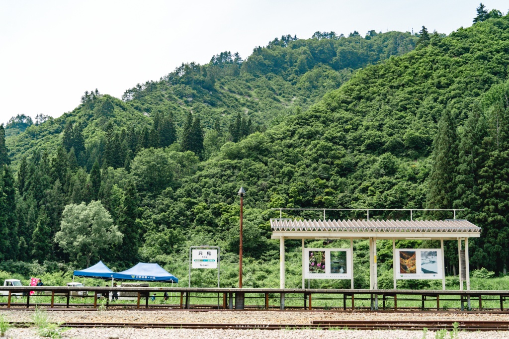 初夏只見線攝影記錄｜新潟奢華觀光列車「雪月花」首度駛入只見線，火山紅列車與初夏溪谷的夢幻相遇 @偽日本人May．食遊玩樂
