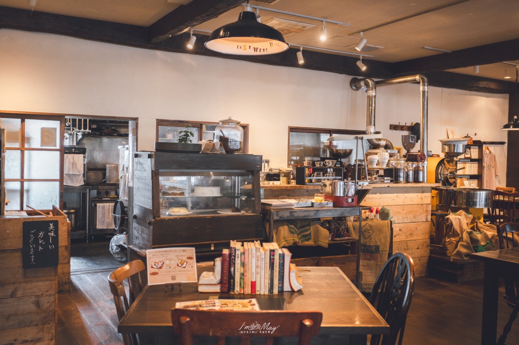 秋田車站咖啡店推薦｜赤居文庫 Cafe：書香咖啡、甜點與適合一人旅的安靜空間 @偽日本人May．食遊玩樂