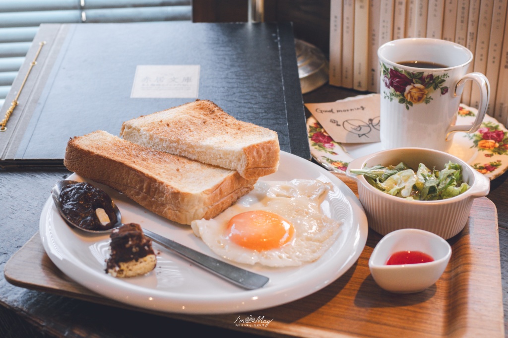 秋田車站咖啡店推薦｜赤居文庫 Cafe：書香咖啡、甜點與適合一人旅的安靜空間 @偽日本人May．食遊玩樂