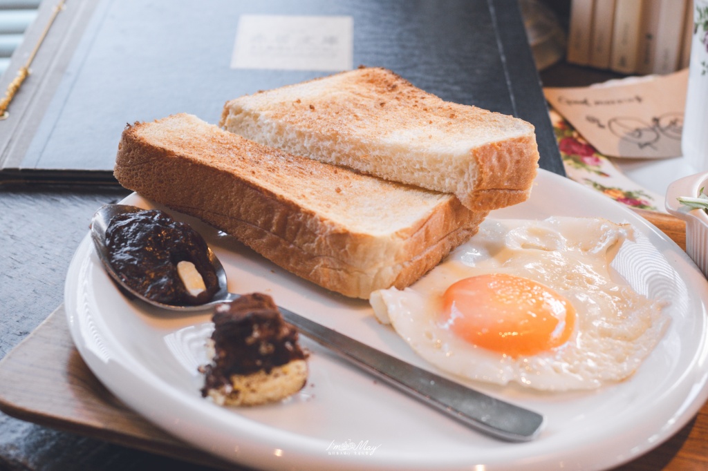 秋田車站咖啡店推薦｜赤居文庫 Cafe：書香咖啡、甜點與適合一人旅的安靜空間 @偽日本人May．食遊玩樂