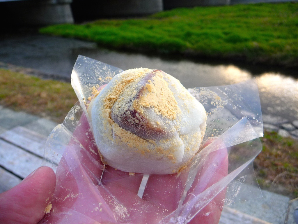 [京都] 名代豆餅出町ふたば。不能錯過的傳統好滋味 (鴨川/單車漫遊/豆大福) @偽日本人May．食遊玩樂