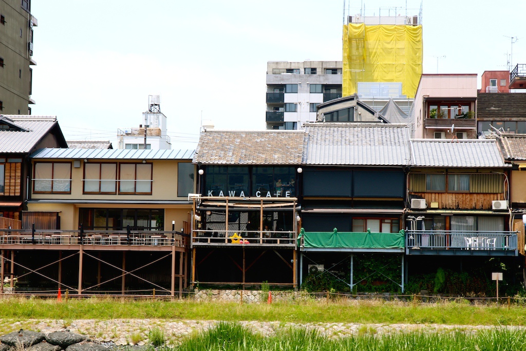 [京都] Kawa Cafe。沉溺在悠閒氛圍的川畔午餐  (吃不起川床料理就來這裡吧) @偽日本人May．食遊玩樂