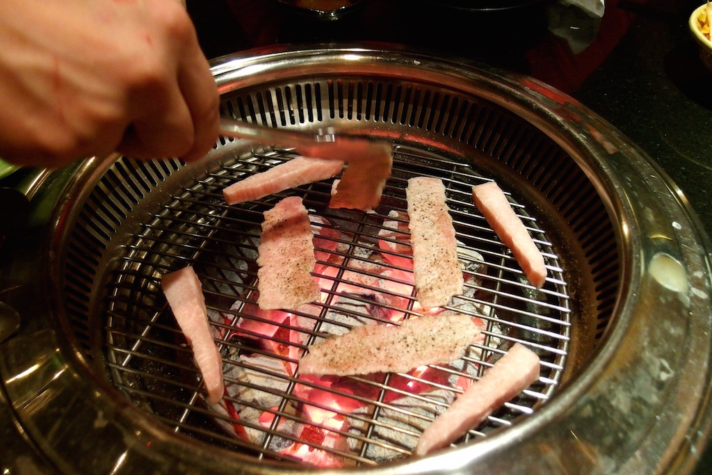 [台北] 七條龍炭火燒肉(微風店)。好吃到讓人淚流滿面的絕妙燒肉啊 (頂級食材&#038;桌邊服務) @偽日本人May．食遊玩樂