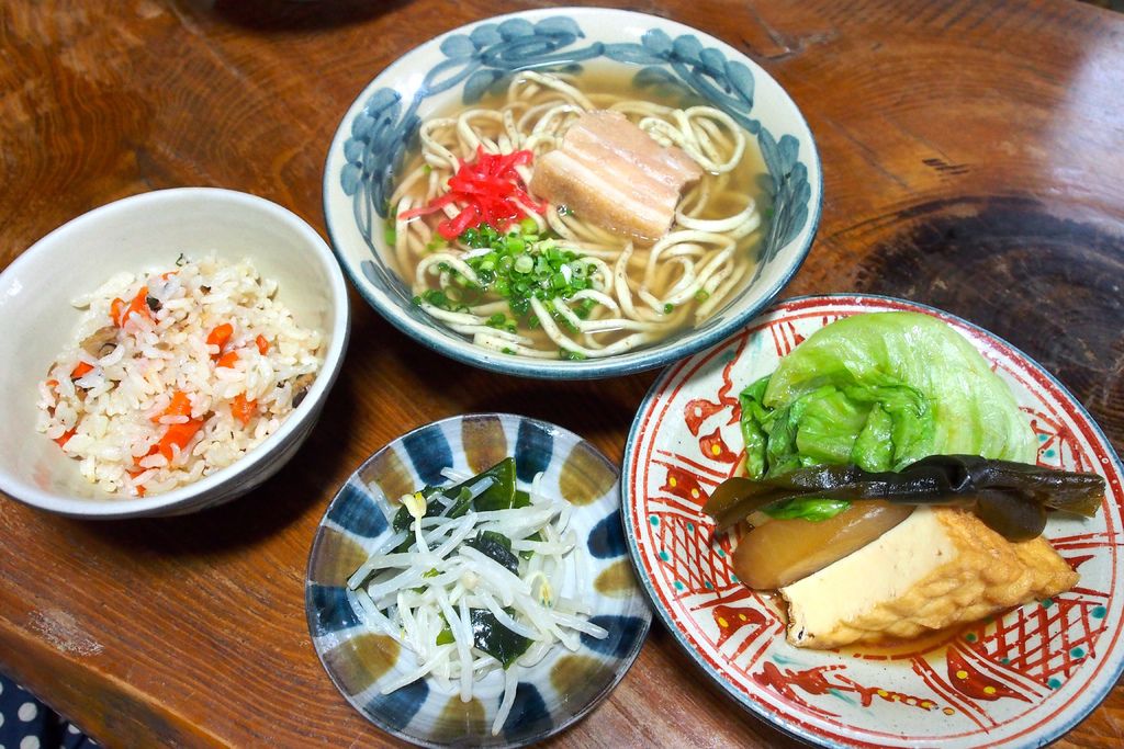 沖繩、美食 | 琉球古來すば 御殿山。懷舊老屋裡的傳統好味道 (近首里城) @偽日本人May．食遊玩樂