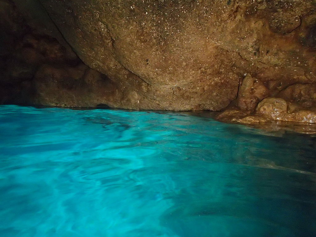 [沖繩] 青之洞窟潛水體驗。 『 diving shop NATURAL BLUE』專業教學又有免費體驗照片，真的太超值啦 @偽日本人May．食遊玩樂