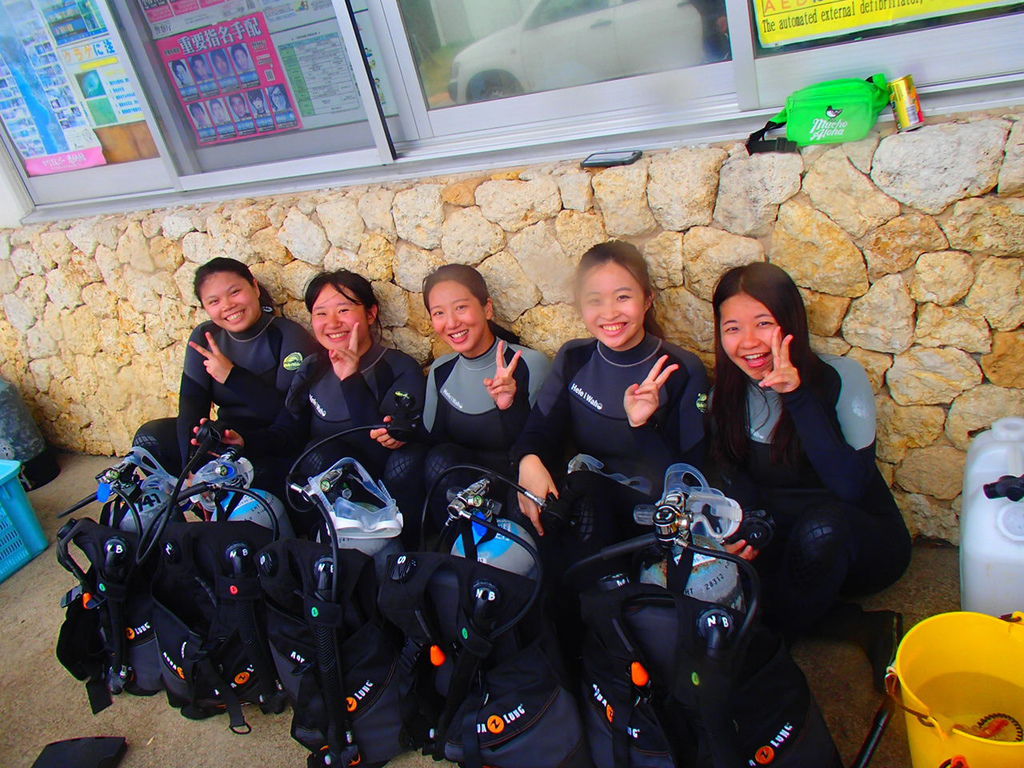 [沖繩] 青之洞窟潛水體驗。 『 diving shop NATURAL BLUE』專業教學又有免費體驗照片，真的太超值啦 @偽日本人May．食遊玩樂