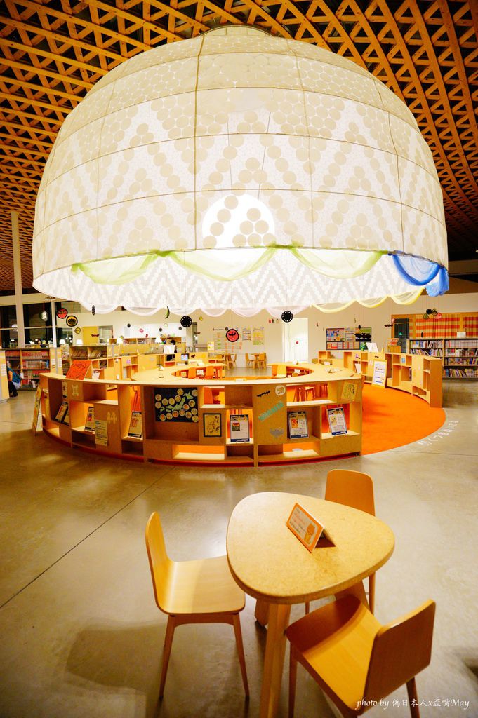 岐阜 | 建築大師 伊東豐雄打造的「岐阜市立中央圖書館」，充滿自然感的空間讓人好想住在這裡啊 (圖多、附交通方式) @偽日本人May．食遊玩樂