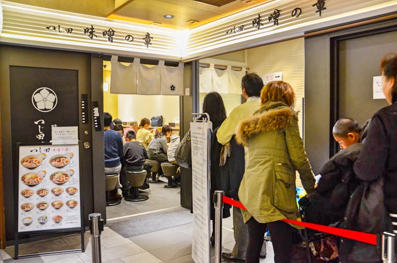 到東京車站不只是搭車，當然要到東京車站一番街吃美食和購物啊 | 東京超人氣拉麵，通通都在「東京拉麵街」 @偽日本人May．食遊玩樂