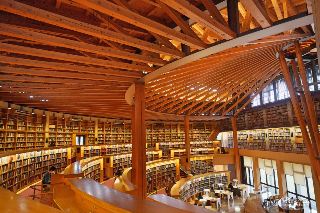 日本建築美學 | 日本最美的圖書館之一國際教養大學「中嶋紀念圖書館」，在羅馬競技場裡與知識搏斗 | 秋田景點推薦 @偽日本人May．食遊玩樂