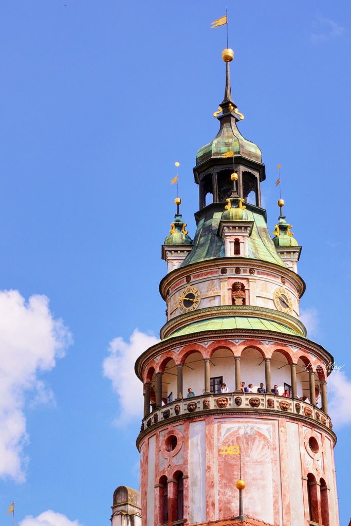 捷克、庫倫洛夫 | 登上著名地標彩繪塔(Castle Tower)，俯瞰被蜿蜒伏爾塔瓦河包圍的庫倫洛夫老城區 @偽日本人May．食遊玩樂