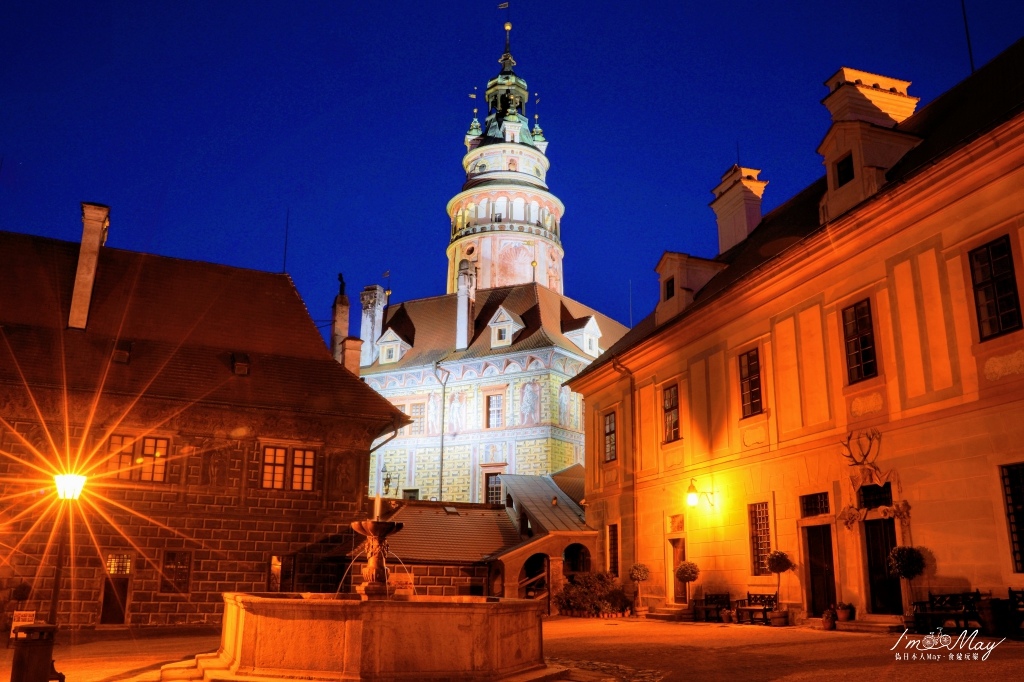 捷克、庫倫洛夫 | 漫步童話故事小鎮Český Krumlov、登上城堡感受日與夜的魅力 | 俯瞰CK小鎮的絕佳攝影角度、夜景拍攝攻略 (附地圖位置座標、圖多) @偽日本人May．食遊玩樂
