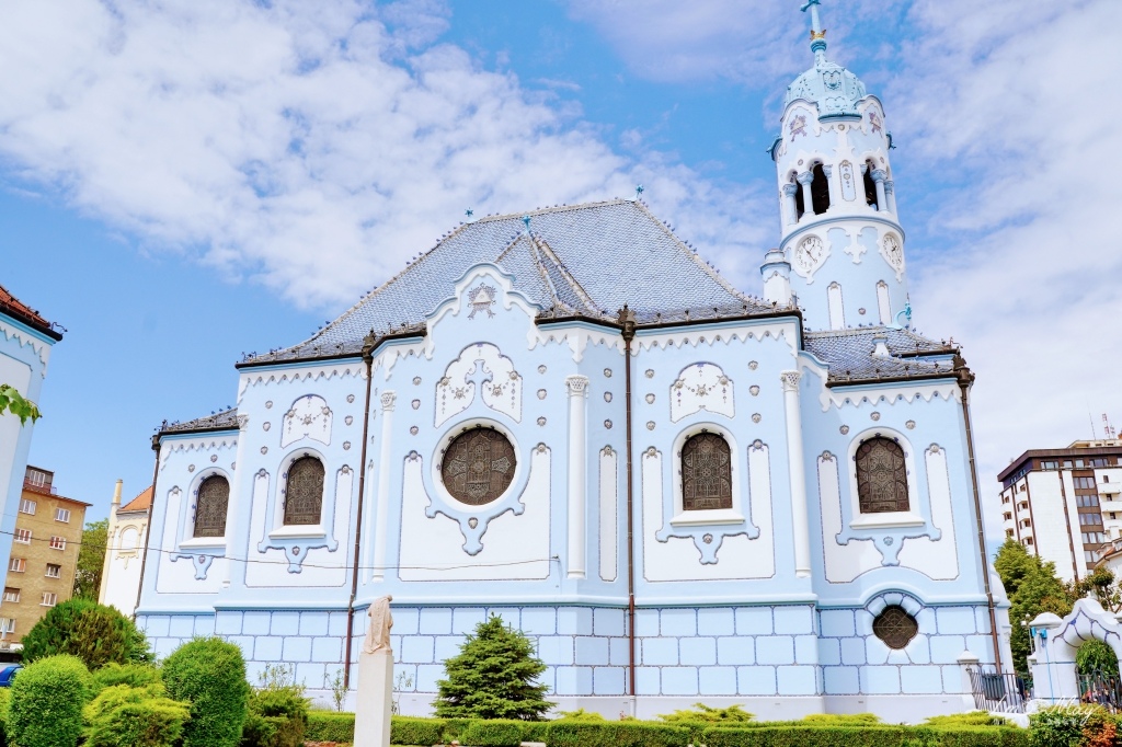 斯洛伐克 | 原來童話故事裡的夢幻城堡真的存在，前往布拉提斯拉瓦就是為了「藍色教堂 Kostol svätej Alžbety」( 聖伊麗莎白教堂 ) | 交通路線、參觀時間、拍攝建議 @偽日本人May．食遊玩樂