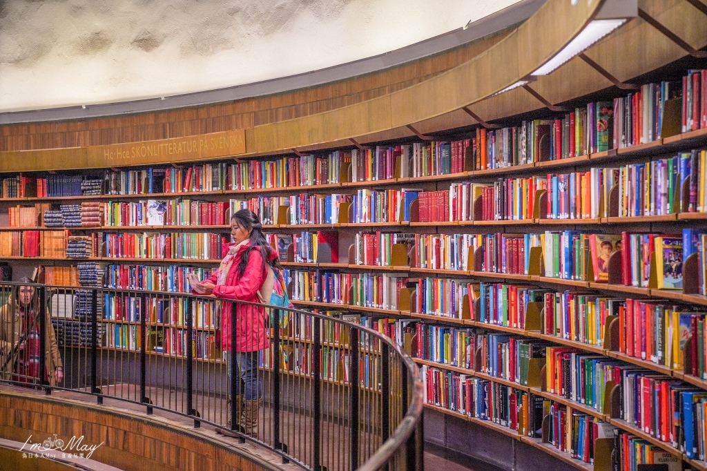 瑞典、瑞德哥爾摩景點推薦 | 瑞典最美的圖書館之一「斯德哥爾摩公共圖書館 Stockholms Stadsbibliotek」。像似羅馬競技場的閱讀場所 @偽日本人May．食遊玩樂