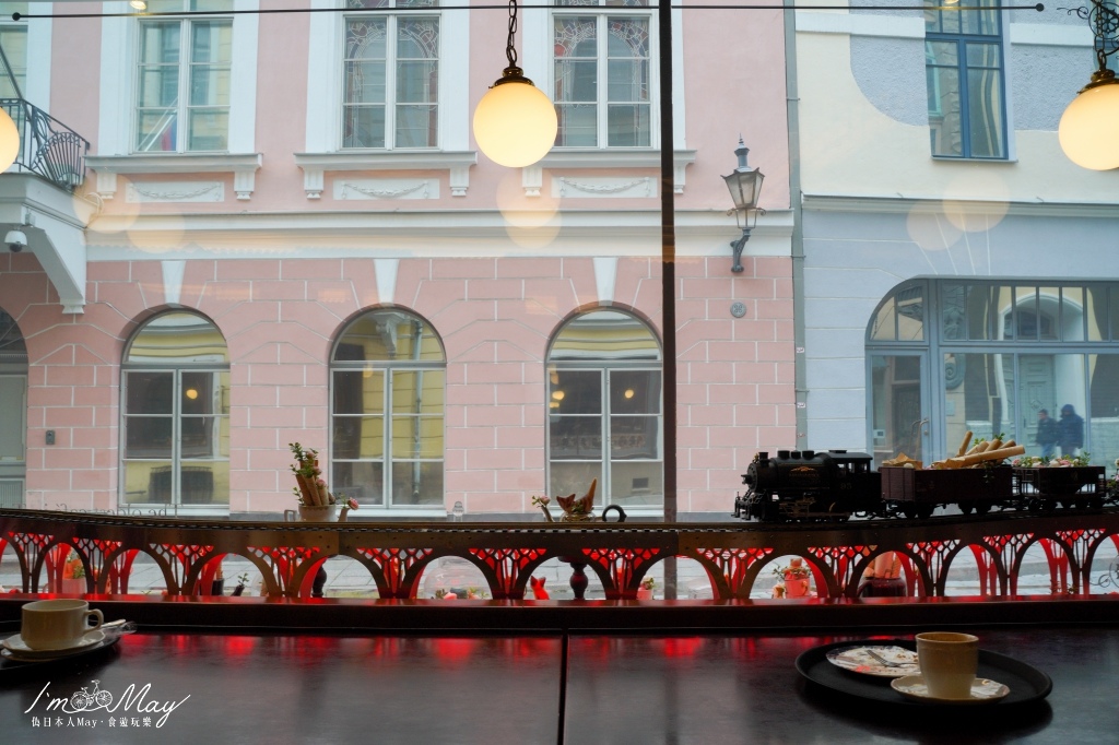 愛沙尼亞、塔林美食推薦 | 在色彩繽紛的童話世界裡飄香百年的Maiasmokk Cafe。塔林最古老咖啡店、甜點推薦 @偽日本人May．食遊玩樂