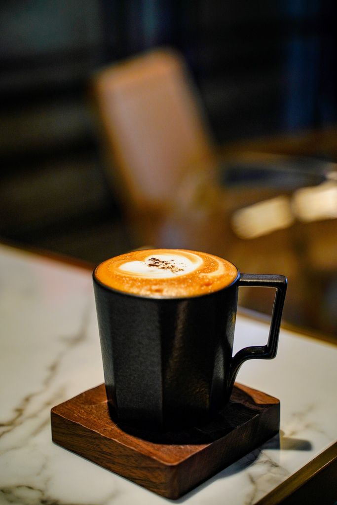 台北、松山 | 用一杯咖啡的時間，換取靜謐閒逸的空間。時尚設計風格咖啡店「 LIGHT YARD CAFE 光庭咖啡 」| 民生社區、精品咖啡、有插座、台北不限時咖啡 @偽日本人May．食遊玩樂