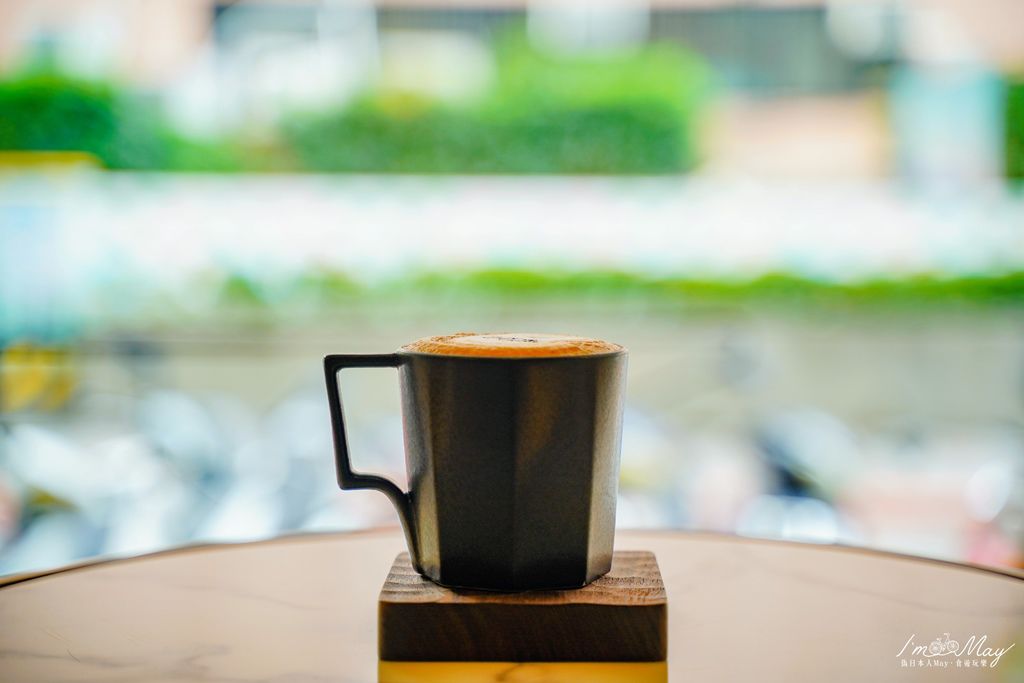台北、松山 | 用一杯咖啡的時間，換取靜謐閒逸的空間。時尚設計風格咖啡店「 LIGHT YARD CAFE 光庭咖啡 」| 民生社區、精品咖啡、有插座、台北不限時咖啡 @偽日本人May．食遊玩樂