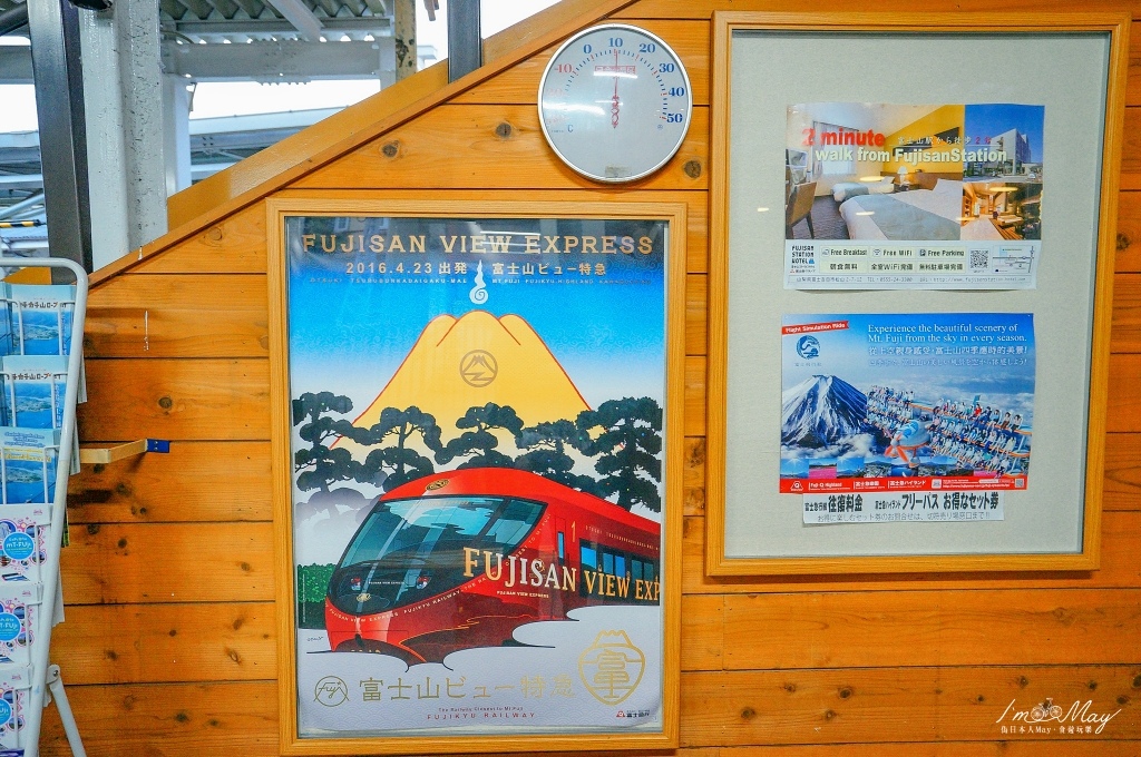 日本鐵道旅行 | 滿滿彩繪富士山的童趣電車「 富士山特急號 ( フジサン特急 ) 」| 實際搭乘記錄 ( 大月-河口湖 )、景觀展望車廂、巧遇湯瑪士樂園號列車 @偽日本人May．食遊玩樂