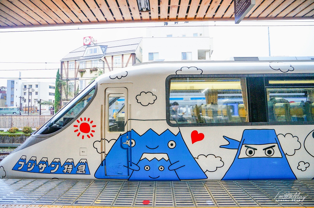 日本鐵道旅行 | 滿滿彩繪富士山的童趣電車「 富士山特急號 ( フジサン特急 ) 」| 實際搭乘記錄 ( 大月-河口湖 )、景觀展望車廂、巧遇湯瑪士樂園號列車 @偽日本人May．食遊玩樂