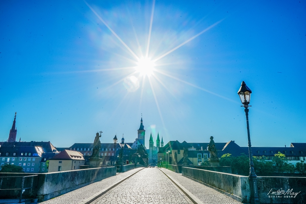 德國、烏茲堡 | 橫跨美茵河的浪漫石橋「舊美茵橋 Alte Mainbruecke ( 十二聖人橋 )」| Plus 舊城區的清晨散步攝影 @偽日本人May．食遊玩樂