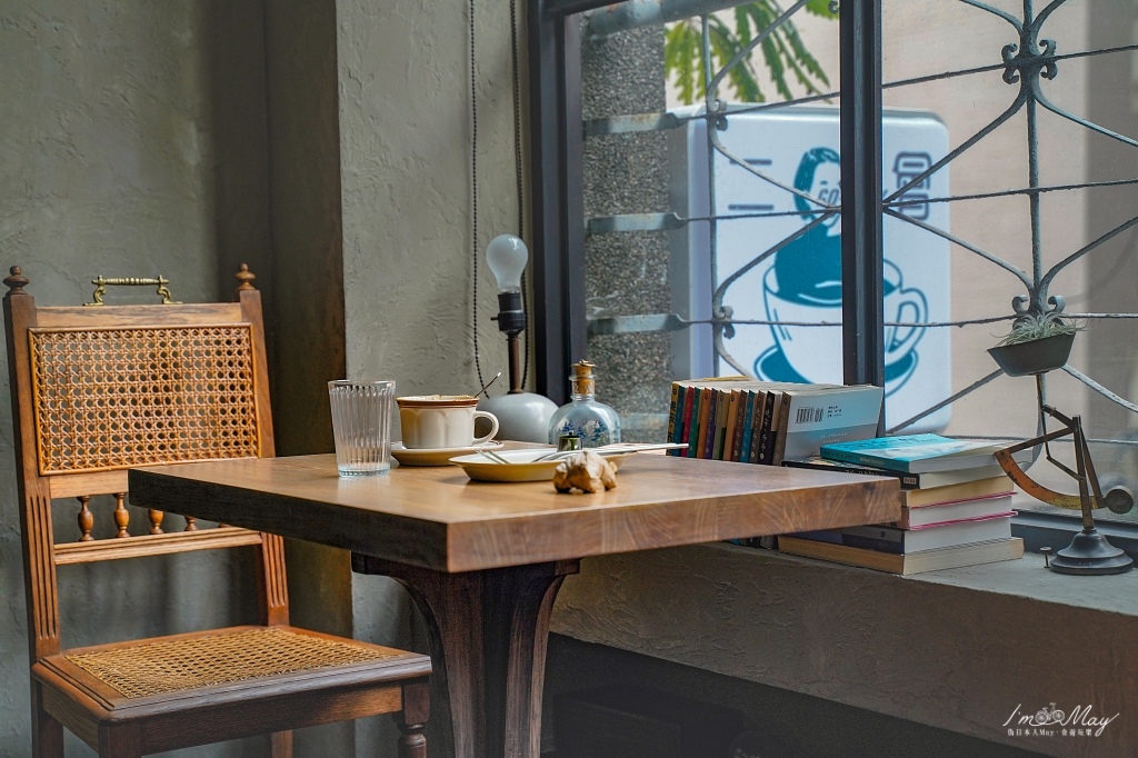 台北、中山 | 在光影中的相遇、文青復古風老宅咖啡館「 二會 GO-JI-BY 」| 樓上的咖啡店、大人系焦糖布丁、不限時 / 無服務費 @偽日本人May．食遊玩樂
